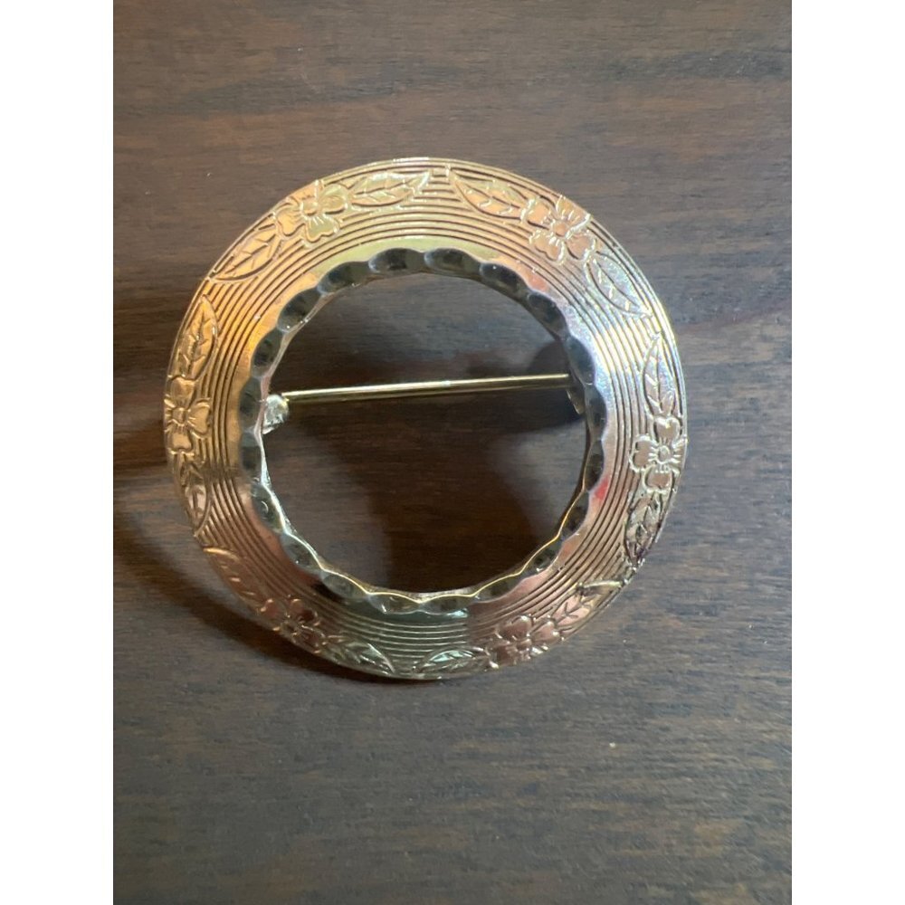 Vintage Gold Brooch Detailed Etched Circle Small Elegant 1" Round Retro